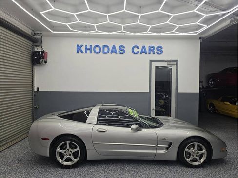 Used 2004 Chevrolet Corvette Coupe w/ Preferred Equipment Group RWD image 5