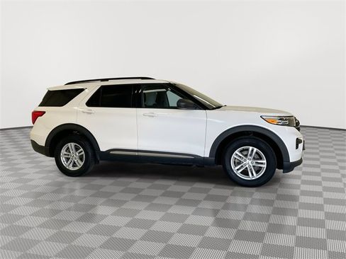 Used 2022 Ford Explorer XLT image 12