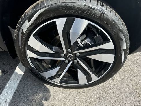 Used 2025 Volvo XC40 B5 Plus w/ Protection Package Premier AWD/4WD image 33