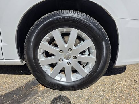 Used 2015 Chrysler Town & Country Touring FWD image 41