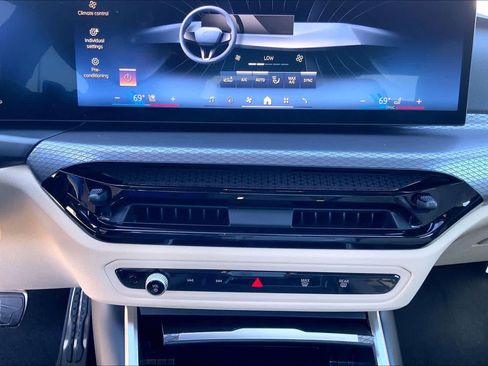 Used 2026 BMW 330i Sedan w/ M Sport Package image 18