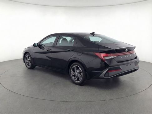 Used 2024 Hyundai Elantra SE image 3