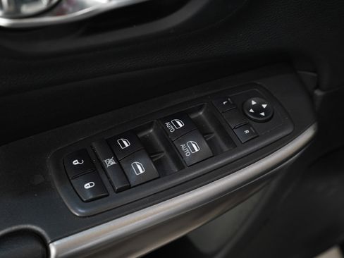 Used 2019 Jeep Cherokee Latitude Plus w/ Cold Weather Group FWD image 21