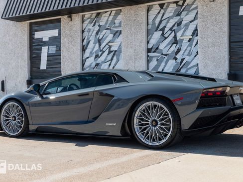 Used 2018 Lamborghini Aventador S image 12