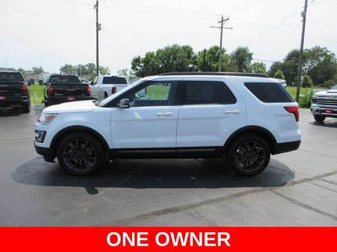 Used 2017 Ford Explorer XLT w/ Equipment Group 202A AWD/4WD image 9