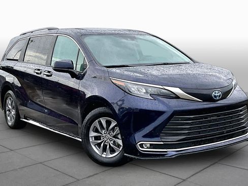 Certified 2024 Toyota Sienna XLE FWD image 3
