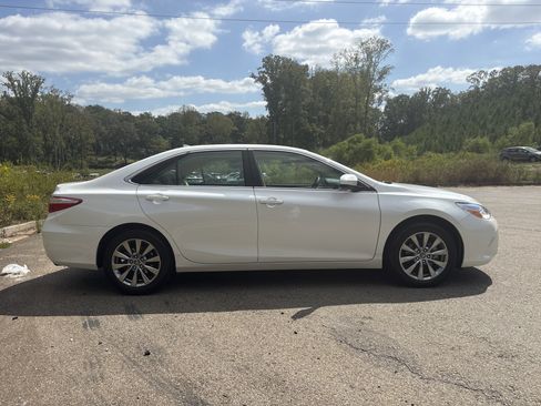 Used 2017 Toyota Camry XLE w/ Moonroof Package image 4