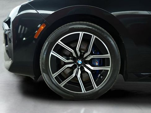 Used 2023 BMW 760i xDrive w/ Executive Package image 16