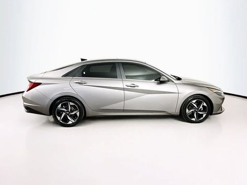 Used 2022 Hyundai Elantra Limited FWD image 25