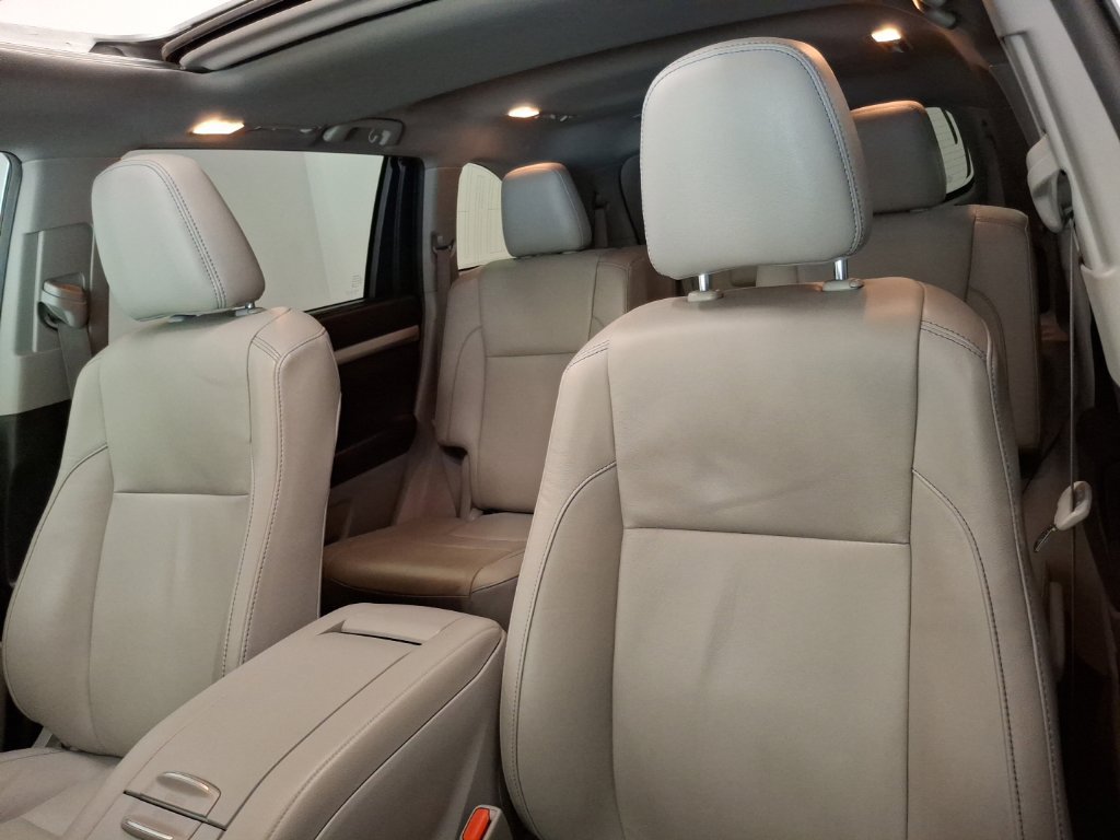 Used 2019 Toyota Highlander XLE AWD/4WD image 18