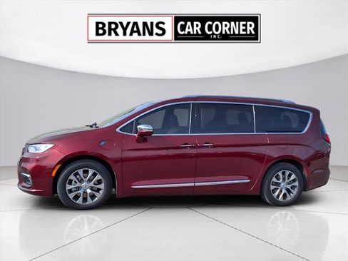 Used 2021 Chrysler Pacifica Limited w/ Uconnect Theater Family Group image 15