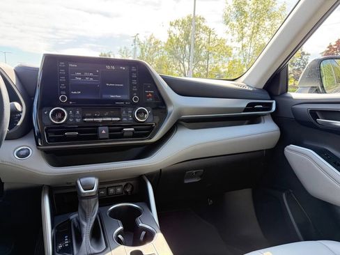 Used 2021 Toyota Highlander XLE AWD/4WD image 25