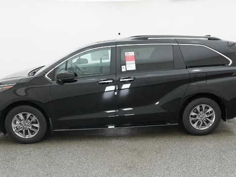 New 2026 Toyota Sienna XLE FWD image 5