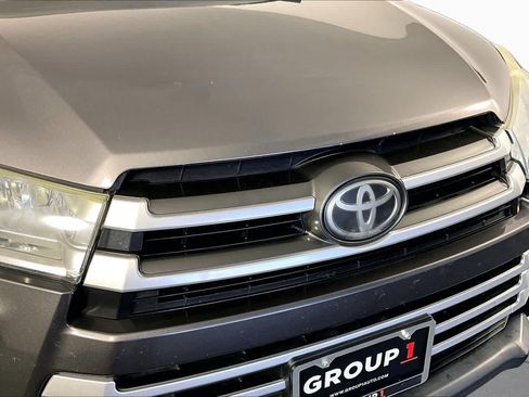 Used 2017 Toyota Highlander XLE AWD/4WD image 29