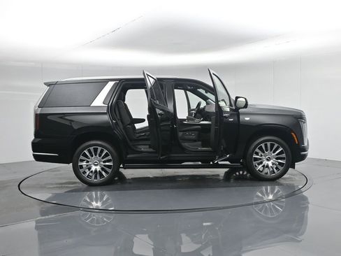 Used 2026 Cadillac Escalade Platinum Luxury image 5