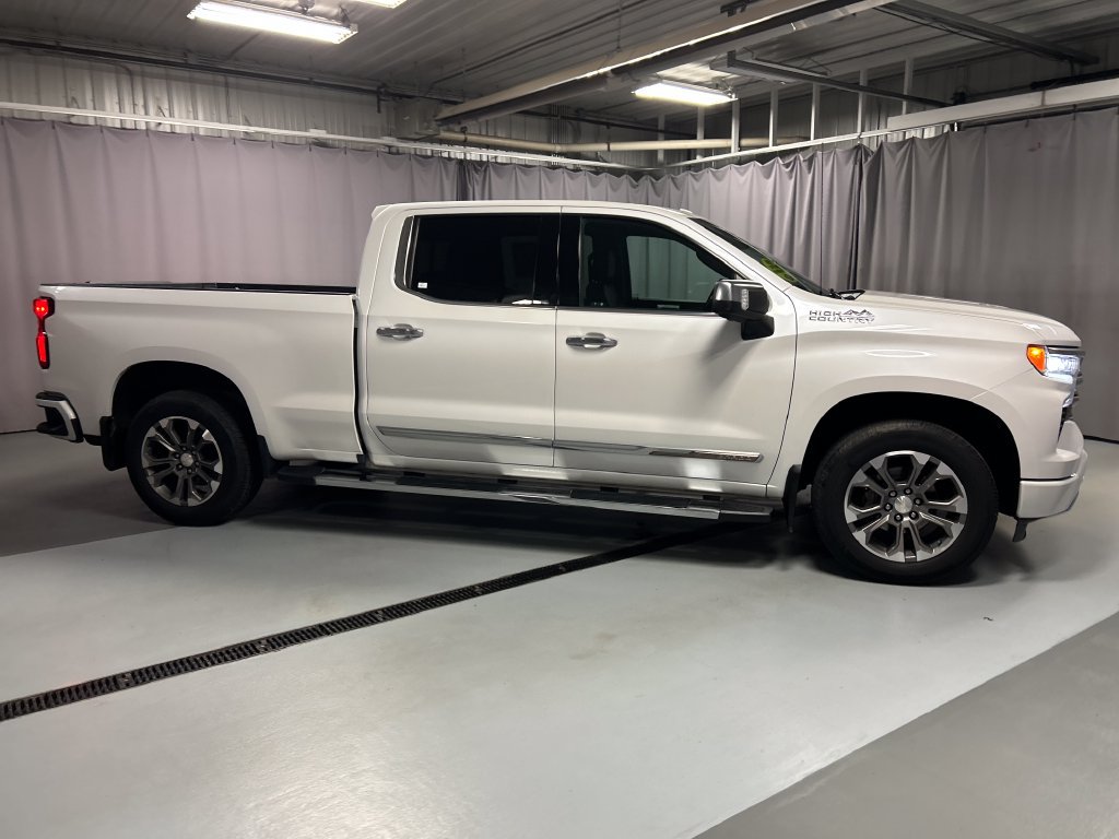 Used 2022 Chevrolet Silverado 1500 High Country w/ Technology Package AWD/4WD image 8