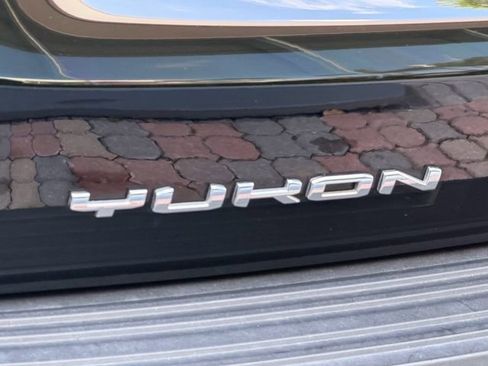 Certified 2023 GMC Yukon XL SLT w/ SLT Premium Package AWD/4WD image 11