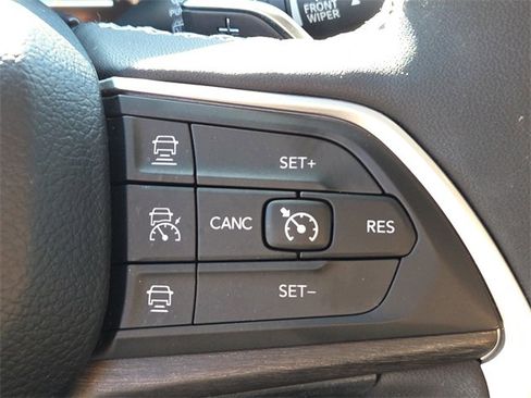 Used 2023 Jeep Grand Cherokee Limited image 25