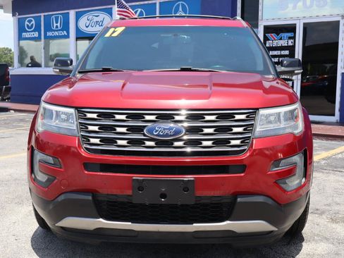 Used 2017 Ford Explorer XLT w/ Equipment Group 202A AWD/4WD image 8