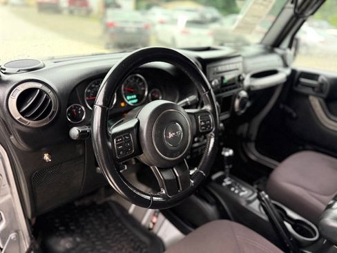 Used 2015 Jeep Wrangler Unlimited Sport w/ Connectivity Group AWD/4WD image 15