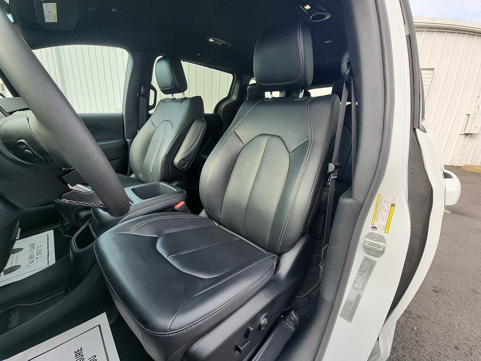 Used 2025 Chrysler Pacifica Select FWD image 21