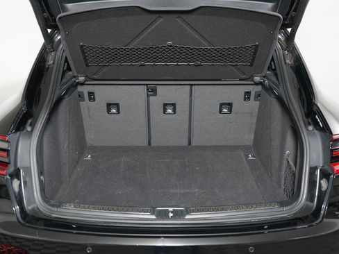 Certified 2018 Porsche Macan image 12