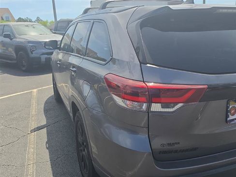 Used 2019 Toyota Highlander SE w/ Nightshade Edition image 5