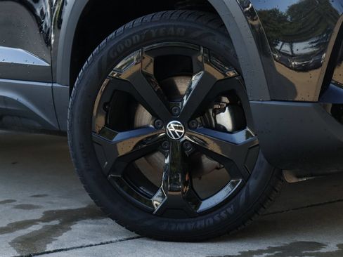 Certified 2025 Volkswagen Taos SEL AWD/4WD image 3
