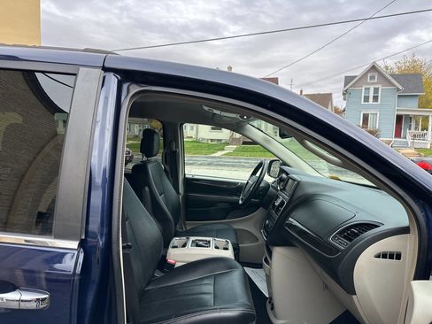 Used 2016 Chrysler Town & Country Touring w/ Driver Convenience Group image 13