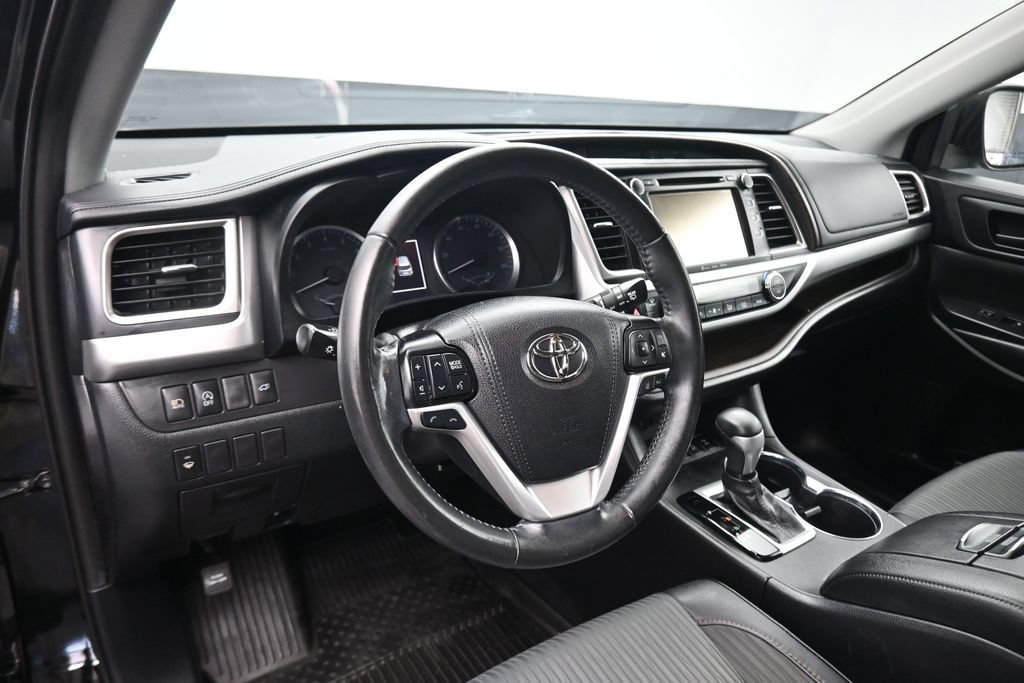Used 2019 Toyota Highlander Plus AWD/4WD image 13
