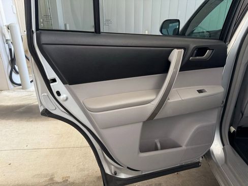 Used 2011 Toyota Highlander SE w/ Tow Pkg image 21