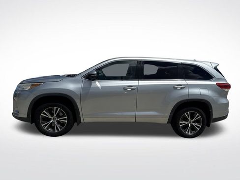 Used 2017 Toyota Highlander Plus FWD image 3