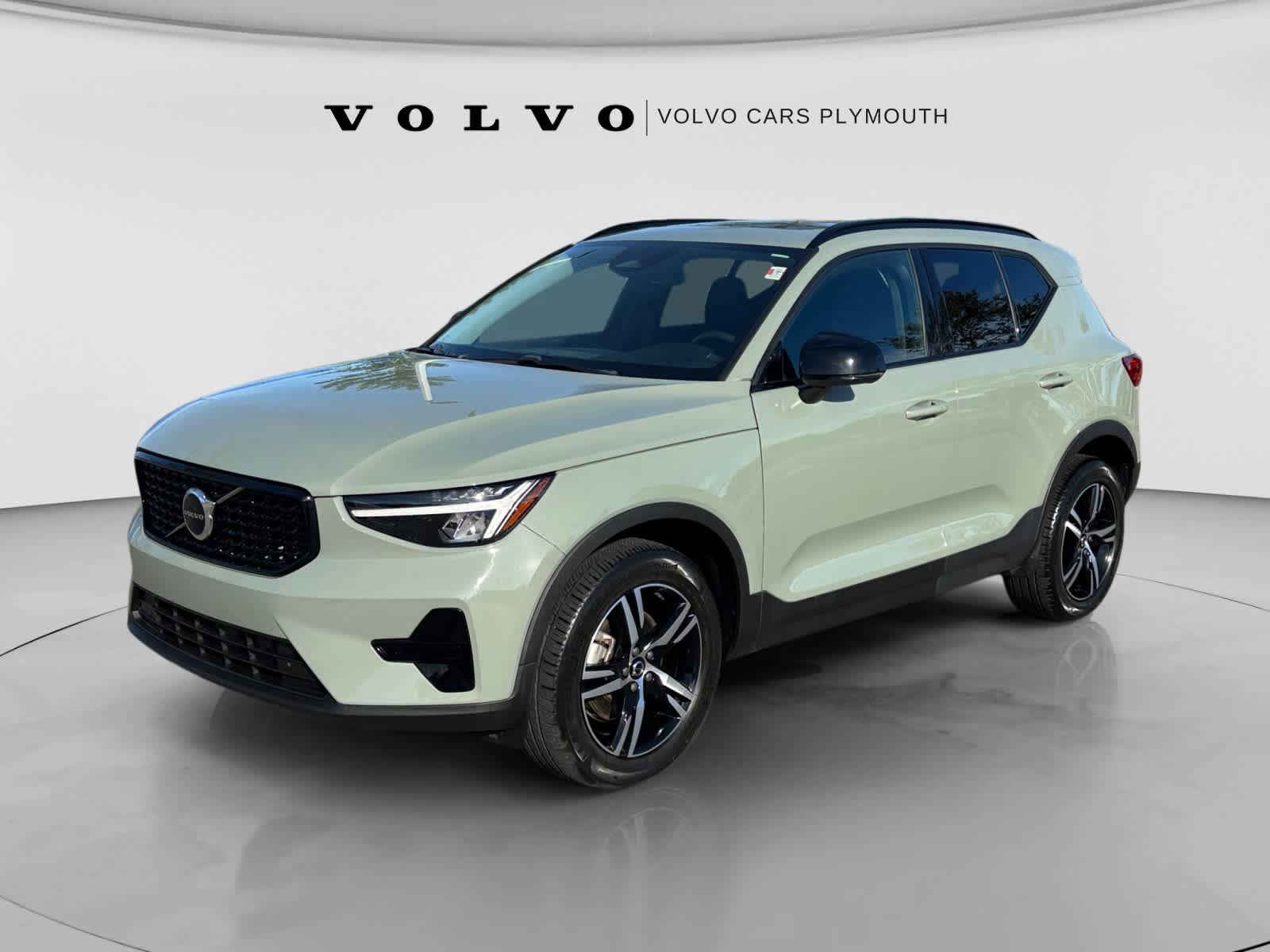 Used 2024 Volvo XC40 B5 Core w/ Climate Package AWD/4WD image 3