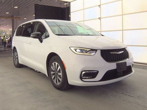 Used 2024 Chrysler Pacifica Limited FWD image 1