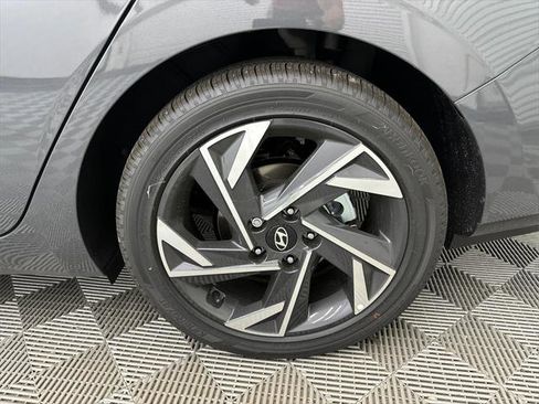 New 2025 Hyundai Elantra Limited image 19