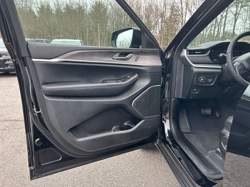 Used 2025 Jeep Grand Cherokee L Limited w/ Black Appearance Package image 20