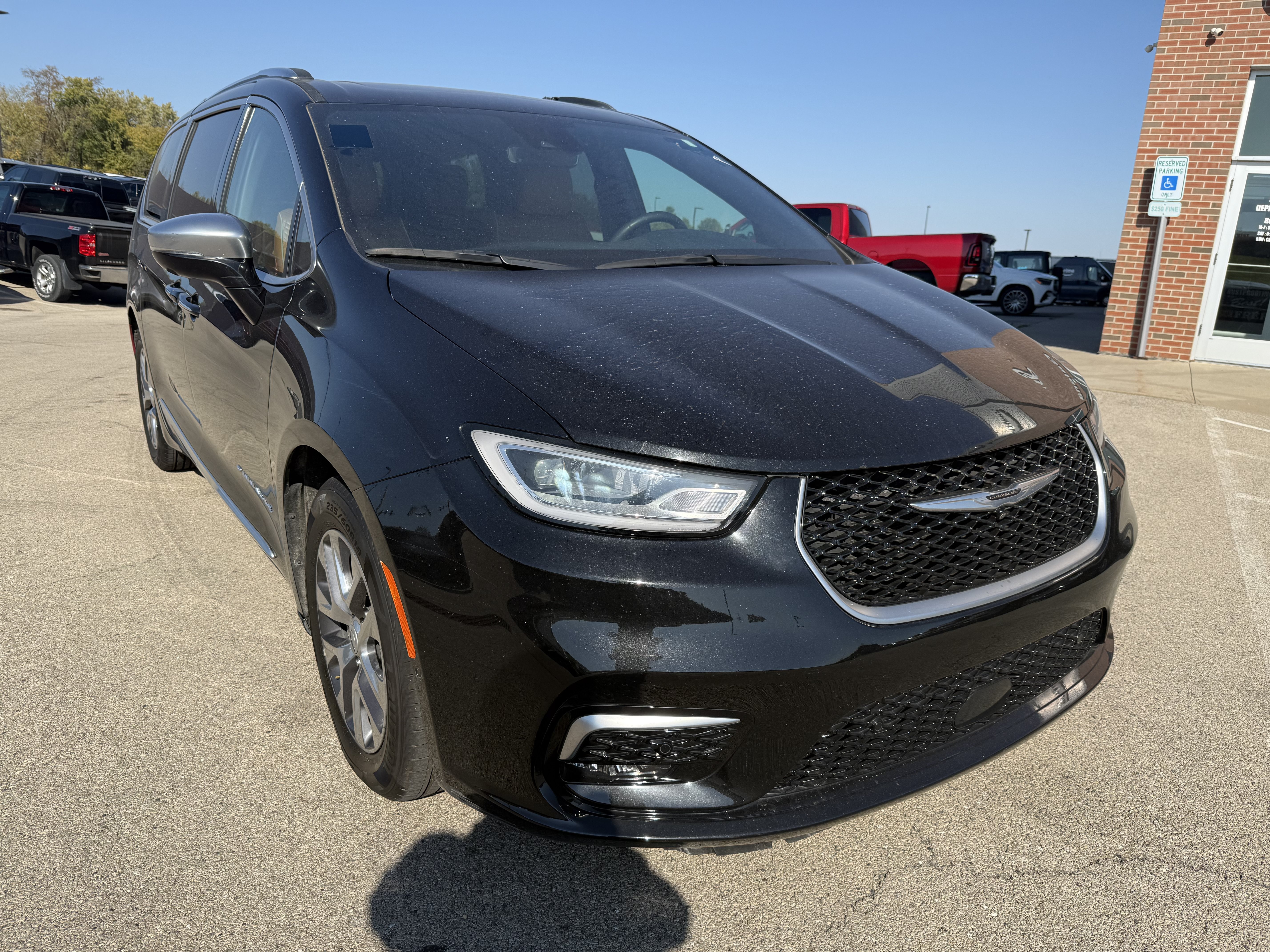 Used 2022 Chrysler Pacifica Pinnacle FWD image 1
