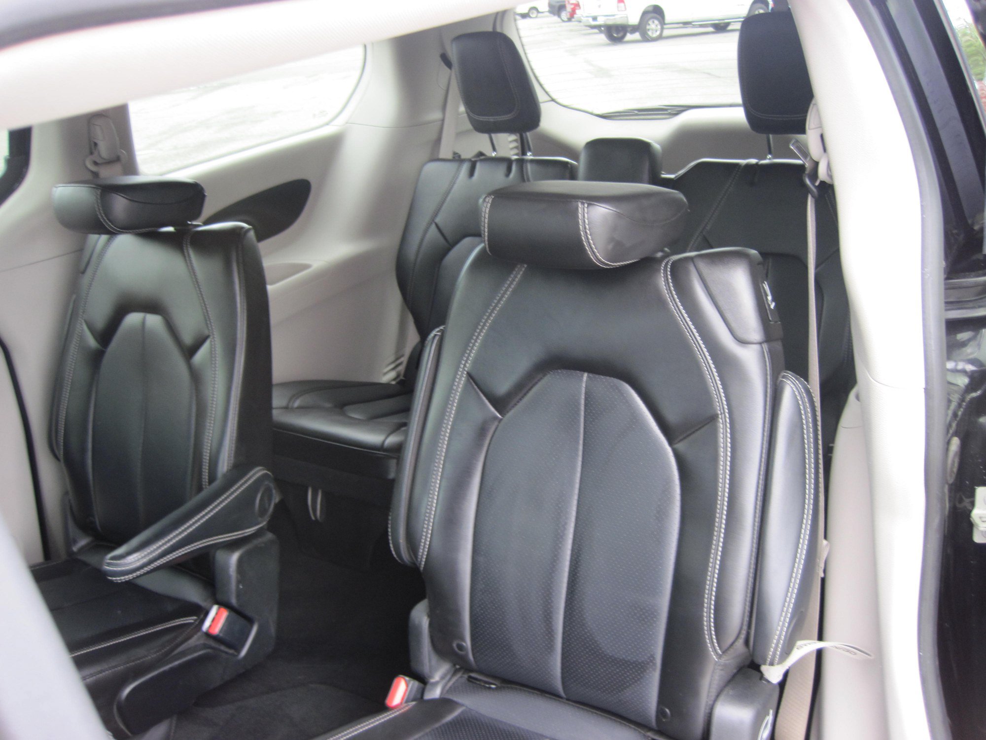 Used 2024 Chrysler Pacifica Touring-L FWD image 11