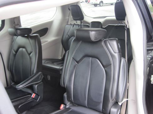 Used 2024 Chrysler Pacifica Touring-L FWD image 11
