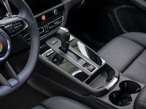 Certified 2025 Porsche Macan image 13