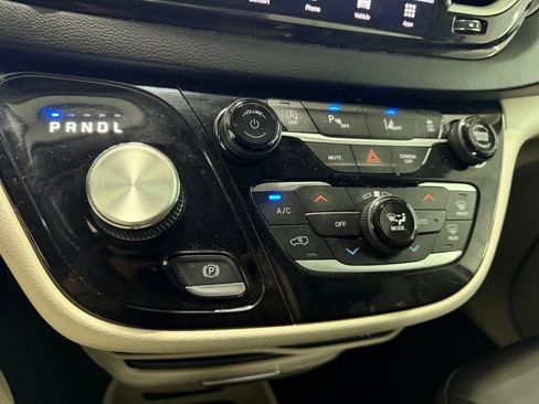 Used 2023 Chrysler Pacifica Touring-L FWD image 20