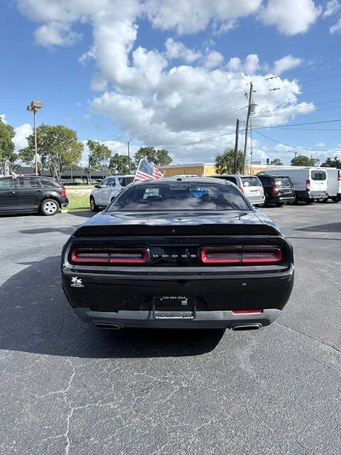 Used 2018 Dodge Challenger SXT RWD image 5