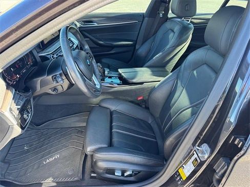 Used 2021 BMW 530i xDrive w/ Premium Package image 9