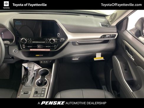 Used 2026 Toyota Highlander Limited image 23