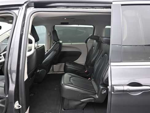 Used 2023 Chrysler Pacifica Touring-L FWD image 17