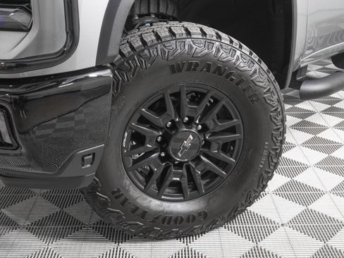 Used 2025 Chevrolet Silverado 2500 ZR2 w/ Technology Package image 31