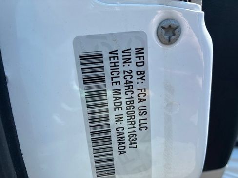Used 2024 Chrysler Pacifica Touring-L FWD image 59