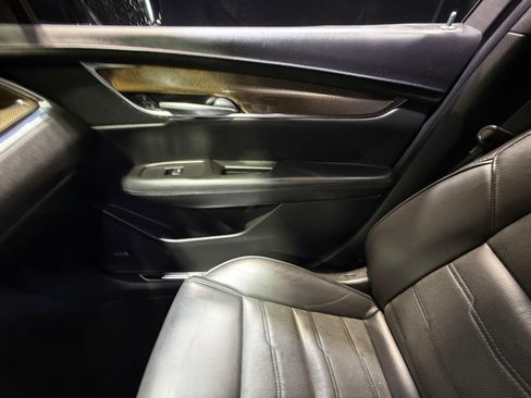 Used 2019 Cadillac XT5 Platinum AWD/4WD image 16