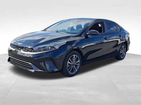 Used 2023 Kia Forte LXS w/ LXS Technology Package FWD image 3