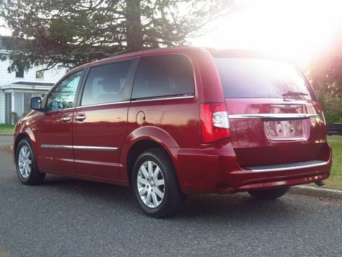 Used 2016 Chrysler Town & Country Touring w/ Driver Convenience Group FWD image 3